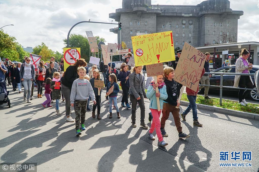 德国儿童街头示威 抗议成年人智能手机“上瘾”