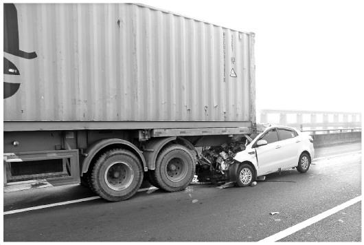 驾车使用手机已成交通事故三大诱因之一