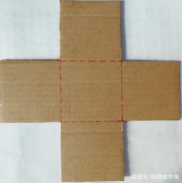 趣味数学：五个正方形组合成的“十字架” 怎样剪两刀拼成正方形？
