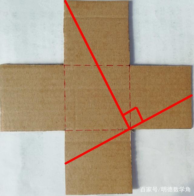 趣味数学：五个正方形组合成的“十字架” 怎样剪两刀拼成正方形？
