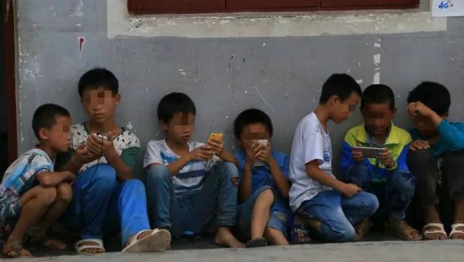 中国穷人的孩子，正在被手机废掉